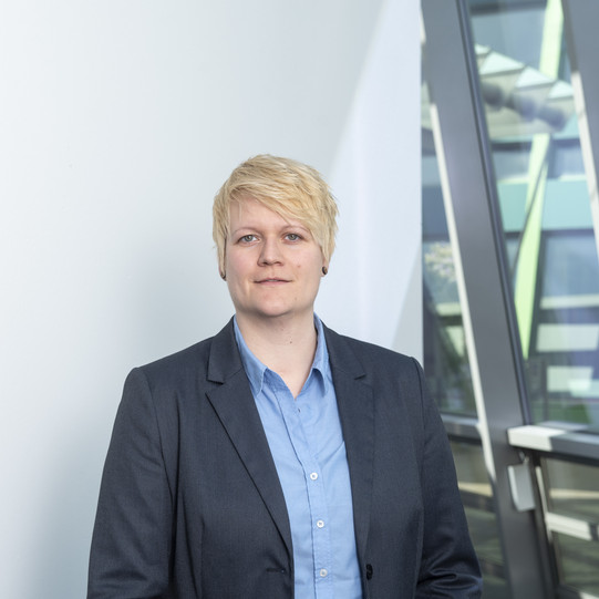 Portrait von JProf Lena Hünefeld